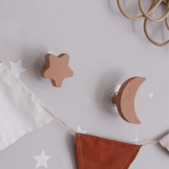 ΞΥΛΙΝΗ ΚΡΕΜΑΣΤΡΑ ΤΟΙΧΟΥ ΣΕ ΣΧΕΔΙΟ ΦΕΓΓΑΡΙ