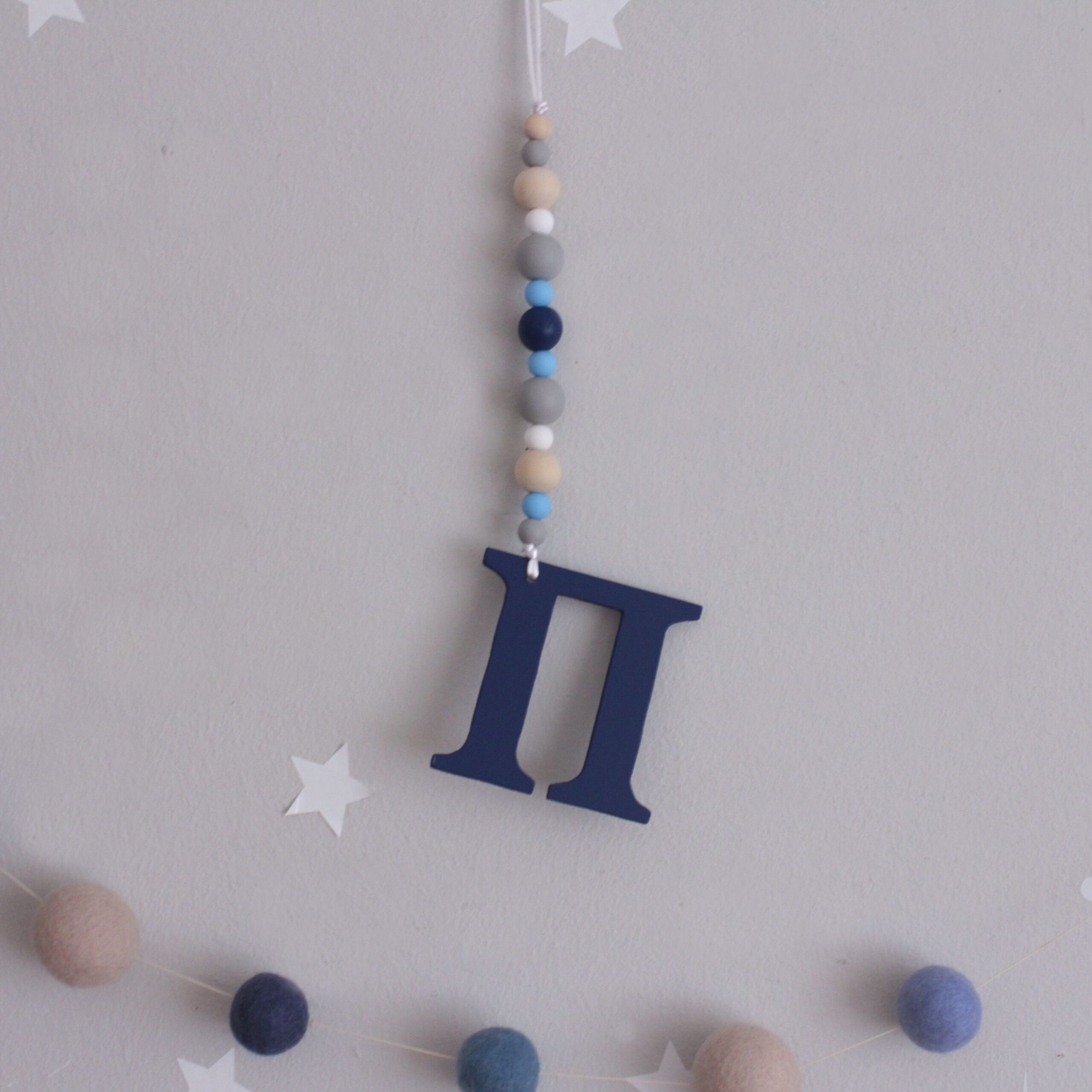 ΚΡΕΜΑΣΤΟ ΔΙΑΚΟΣΜΗΤΙΚΟ ΜΕ ΓΚΡΙ ΘΑΛΑΣΣΙ ΧΑΝΤΡΕΣ ΚΑΙ ΜΠΛΕ ΜΟΝΟΓΡΑΜΜΑ